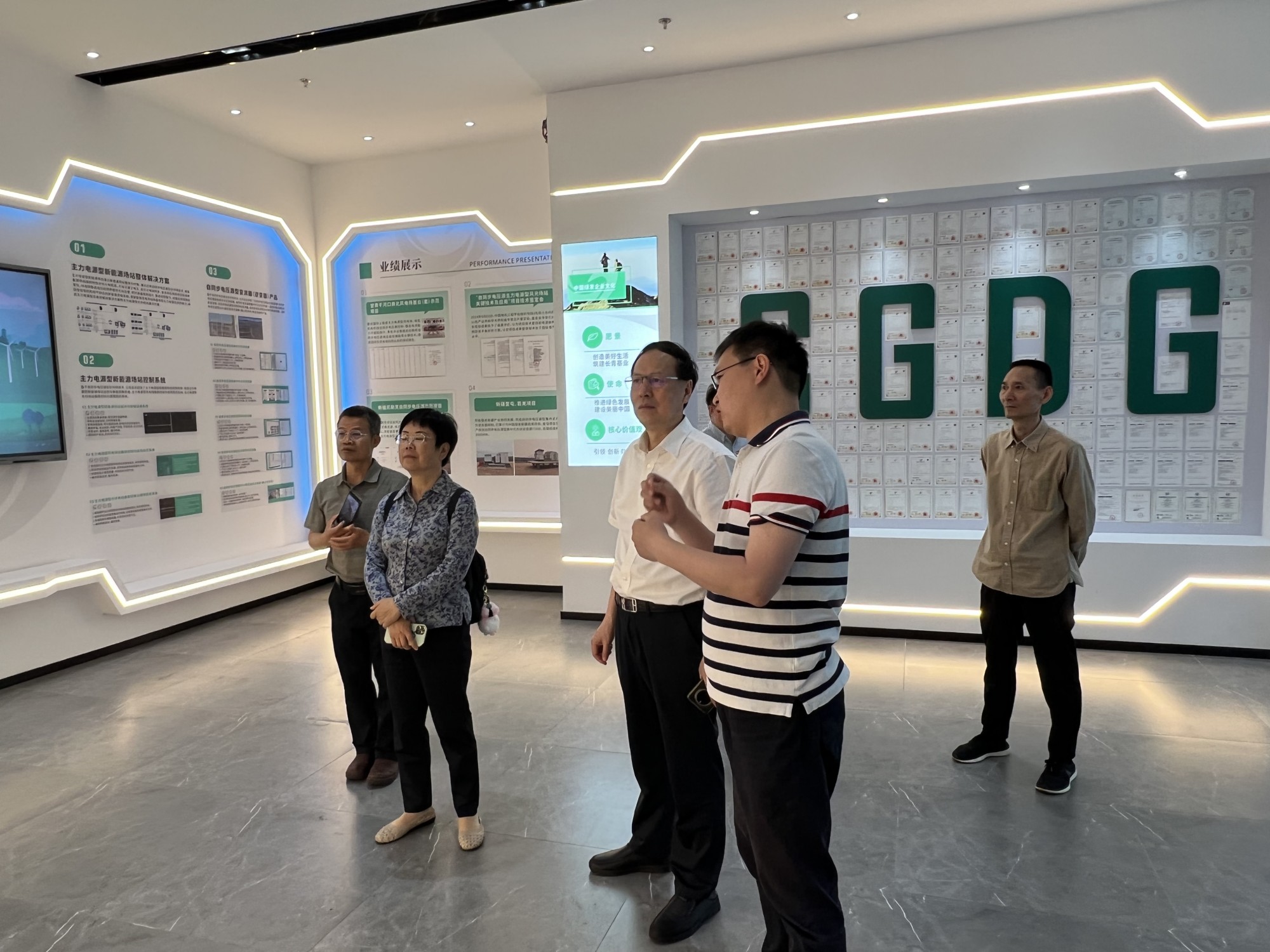 湖北省政府參事赴上海調研高?？萍汲晒D化與科技中介服務